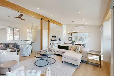 Image de Spacious family-friendly townhome with stunning lake views and gas grill