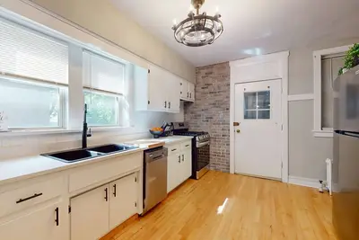 Image de 2\/1 Apt with parking for two in the Frank Lloyd Wright Historic District