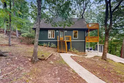 Image de Modern meets rustic cabin, 2 outer decks, fire pit, pool table