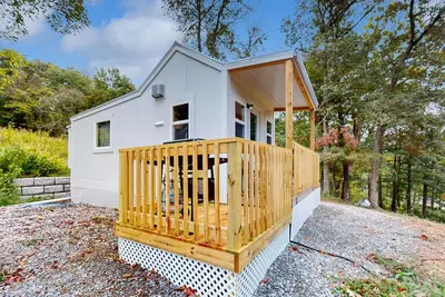 Image de Tiny home studio with kitchenette, grill and front porch