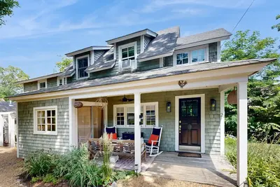 Image de House with guest studio close to town and beach with grill, games, Ac & patio