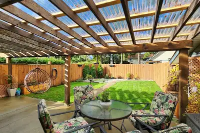 Image de Serenity on Sunderland - central Nanaimo close to hospital, seawall & shopping!
