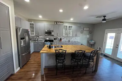 Image de Welcome to Casa DeAgoro, a beautiful house to rent in a quiet neighborhood.