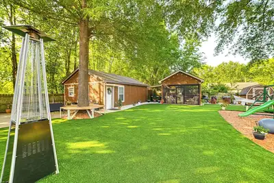Image de Home w/ Hot Tub, Playset & Grills in Clarksville!