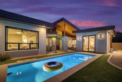 Image de Sundrenched by AvantStay | Pool, Mins to Old Town