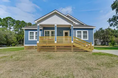 Image de 1 Mi to Dtwn Manteo: Dog-Friendly Home w/ Deck