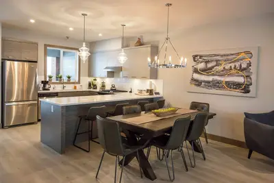 Image de Big White Ski In Ski Out\nBRAND New Cabin Sleeps 11