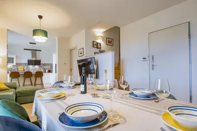 Image de Maison de vacances privée avec bain à remous, climatisation, Wifi, Tv, balcon, parking