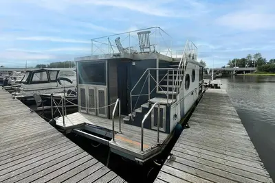 Image de Spend the night on a houseboat with a view of the Uitgeester lake.