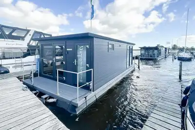 Image de Unique overnight stay on a houseboat with a view of the Uitgeestermeer.