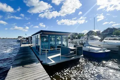 Image de Spend the night on a houseboat with a view of the Uitgeester lake.