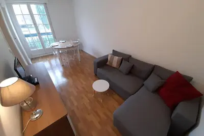 Image de T2 lumineux centre-ville avec Wi-Fi, lave-linge et lave-vaisselle