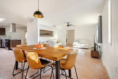 Image de l New l 5br/3bth Large & Modern Home sitting in 1 acre lot l Centrally Located