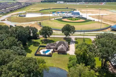 Image de Gameday Getaway • Pool • Pond • King Bed • Sports Complex