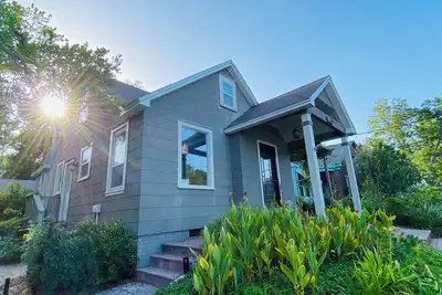 Image de Charming 2-bedroom Magnolia Cottage in serene East Hill with WiFi, Ac