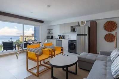 Image de Brilliant Ocean Views Across the Street From the Beach