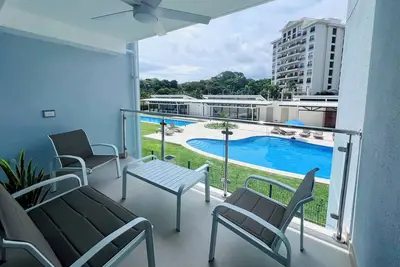 Image de Exclusive Condo with Stunning Pool View