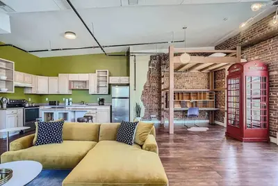 Image de Historic Loft in Ballpark 30 Day Stay, Sleeps 4