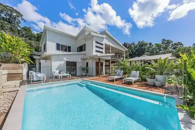 Image de Modern 4 bedroom 3 bath home with private swimming pool