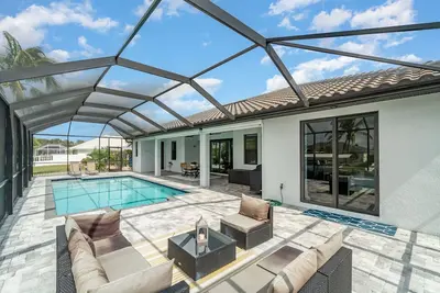 Image de 25% Fall Discount! Canal Views! Heated Pool!