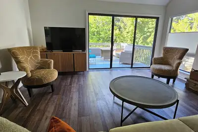 Image de Newly Renovated 2 Bed/2 Bath Keowee Key Twnhse - Lake access & Resort Amenities