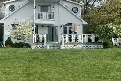 Image de Spacious beachfront Cape Cod lakehouse in Port Austin/Caseville Sleeps 12