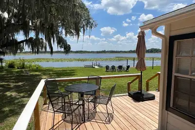 Charming 2-bedroom renovated Lake Cottage with Cozy Vibes and an Amazing View