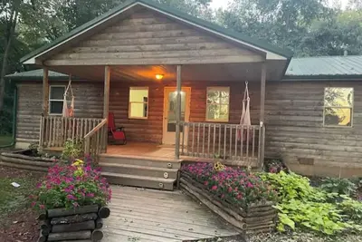 Image de Lakeside Lodge of Legends; A Wilderness Wanderer’s Wonderland