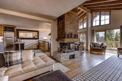 Image de Spacious 7 Bedroom Chalet with Hot tub & Sauna, 350m the ski lifts