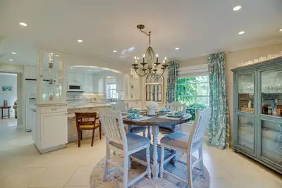 Image de Charming 2-bedroom townhome, two blocks from beach!