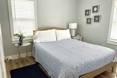 Image de Norton Shores house sleeps 6, walking distance to Maranatha, and Lake Michigan.