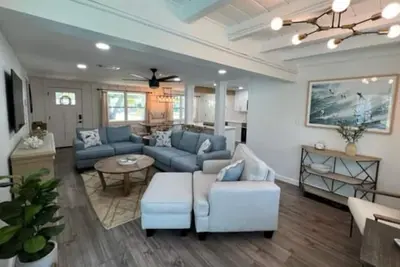 Image de Newly renovated 3 bedroom 2 bathroom w/ pool. 8 minutes to Siesta Key Beaches!