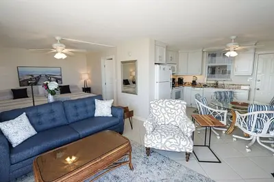 Image de Chic 1-bedroom condo steps to Bonita Beach. Free in suite WiFi & Ac. Pools Open
