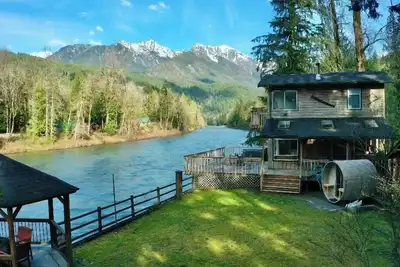 Image de Riverside Retreat Hot Tub Sauna Yards Firepits Gazebo and Stunning Views. + Pets