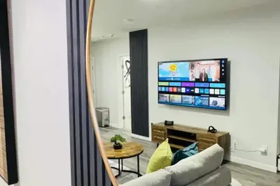 Image de Glacier Royale – Stylish, Modern 1-Bedroom Escape, Spacious & Family-Friendly