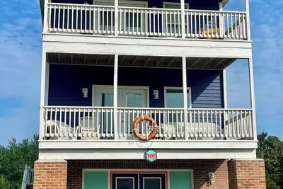 3 story 2-bedroom house, Large decks, waterview, near beach, Fitness, Game room