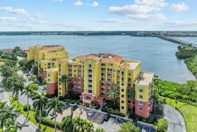 Image de Chic and Modern Elegance with River Views!