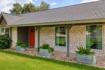 Image de 3/2 family home with garage and huge yard