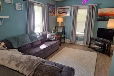 Image de Updated Spacious & Stylish 3-B 2-Bath Home Akron
