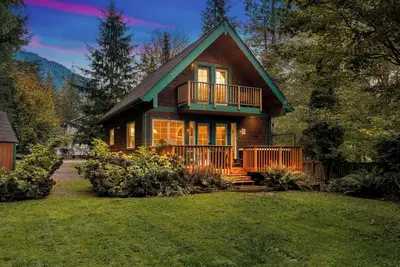 Image de Idlyllic riverfront 2-bed cabin with hot-tub close to Stevens Pass and hiking