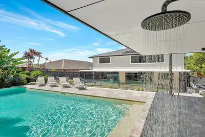 Image de Solis | pool, wifi, aircon| Accom Holidays