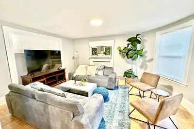 Image de Family Retreat - Stunning 5br-2ba with Parking/ Near Savin Hill Station