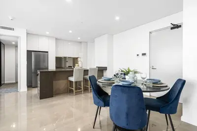 Image de Cozy and Modern 2 Bedroom Unit with Ocean View (Meriton 6207 - 3n - Nb)