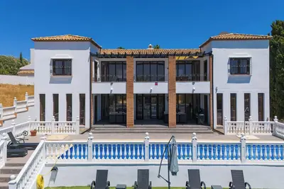 Image de Dream villa with 6 bedrooms & extra large pool. Walk to beach in 2 mins