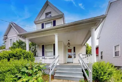 Image de 3 Miles from Airport, this 4 Br home offers retreat for a group of 8 guests