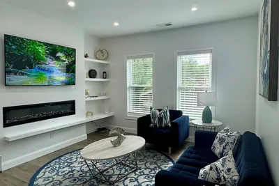 Image de Spacious 3-Br Condo with Modern Fireplace & Full Amenities - Near Downtown