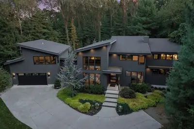 Image de Saugatuck Modern Retreat w/ HotTub & Walk to Beach