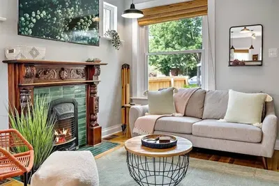 Image de Modern Luxury Townhome • Steps to Shops & Dining