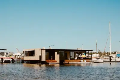 Image de Idle Lake House Floating Dockside Accommodation