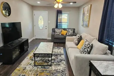 Image de Superhost/Luxury Comfort Cove/Crib/High Chair! At&T/6Flags/3. 8miles\n\n\n